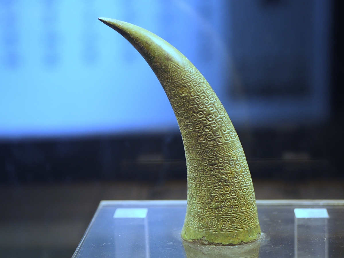 西周云雷纹青铜角柳州博物馆藏