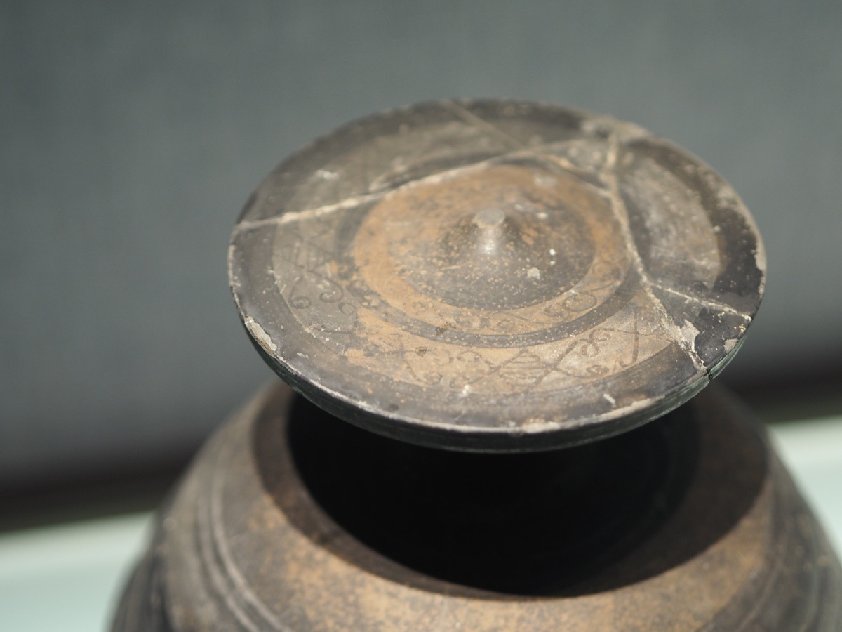 [战国·中山国] 磨光压划纹黑陶盖豆 河北博物院藏