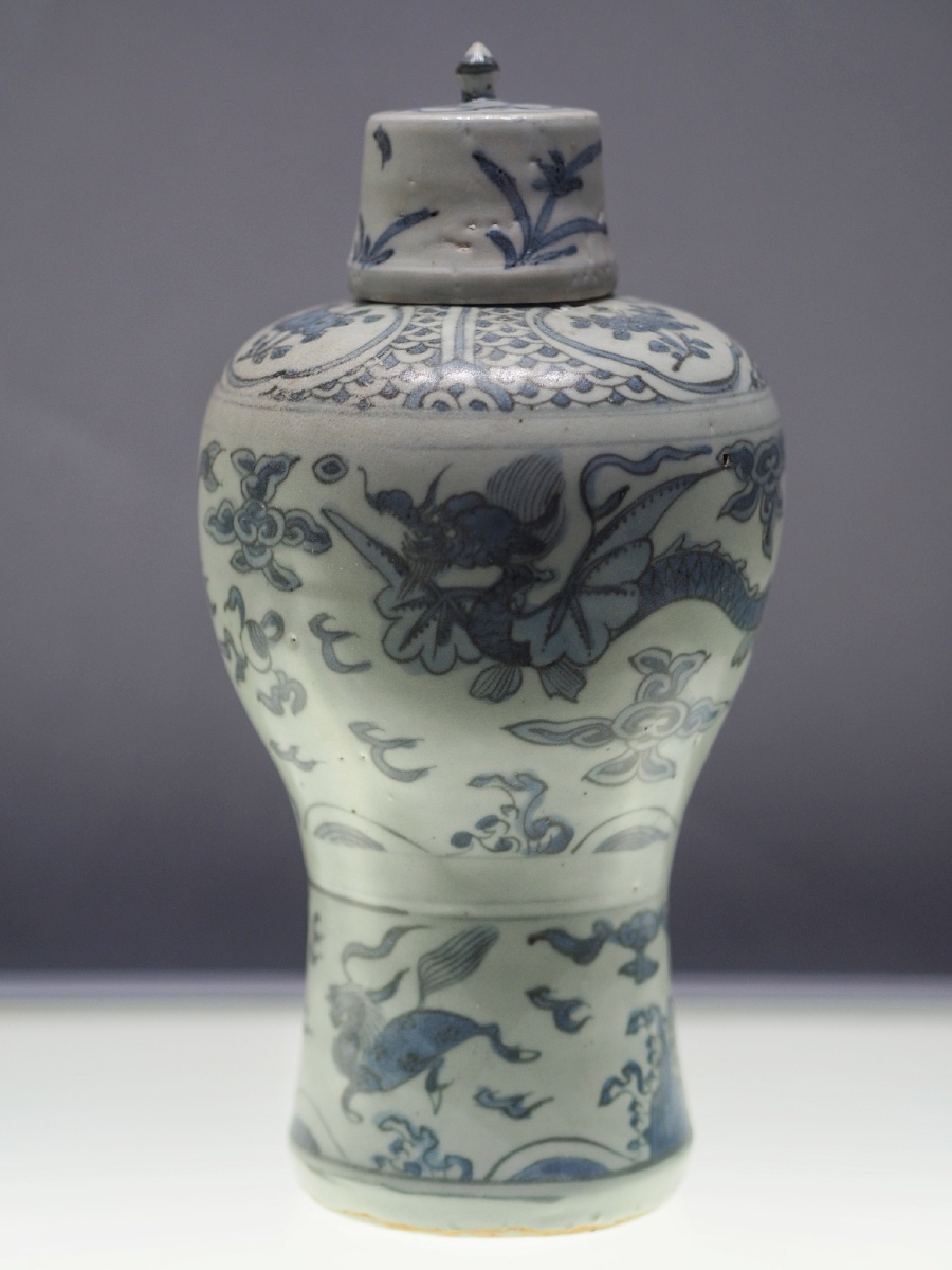 明嘉靖青花应龙赶珠纹梅瓶桂林博物馆藏