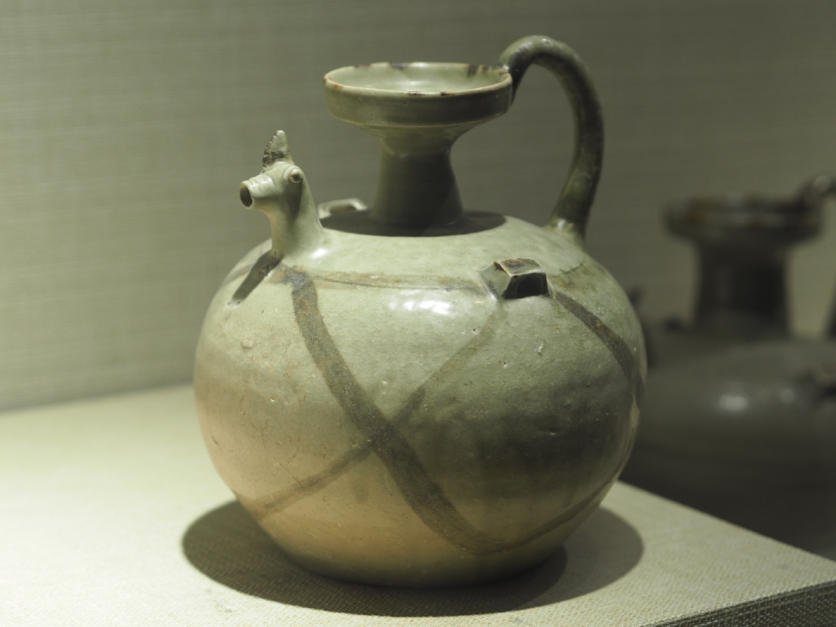 东晋青瓷褐彩鸟纹鸡首壶苏州东吴博物馆藏