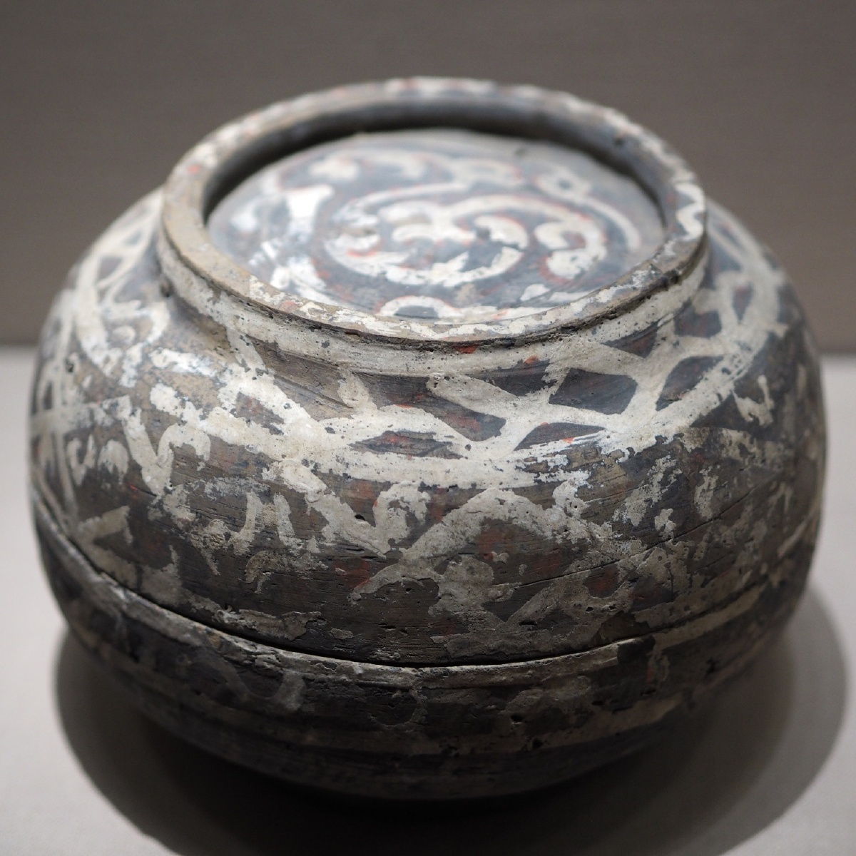 [汉] 彩绘陶盒 宁夏博物馆藏