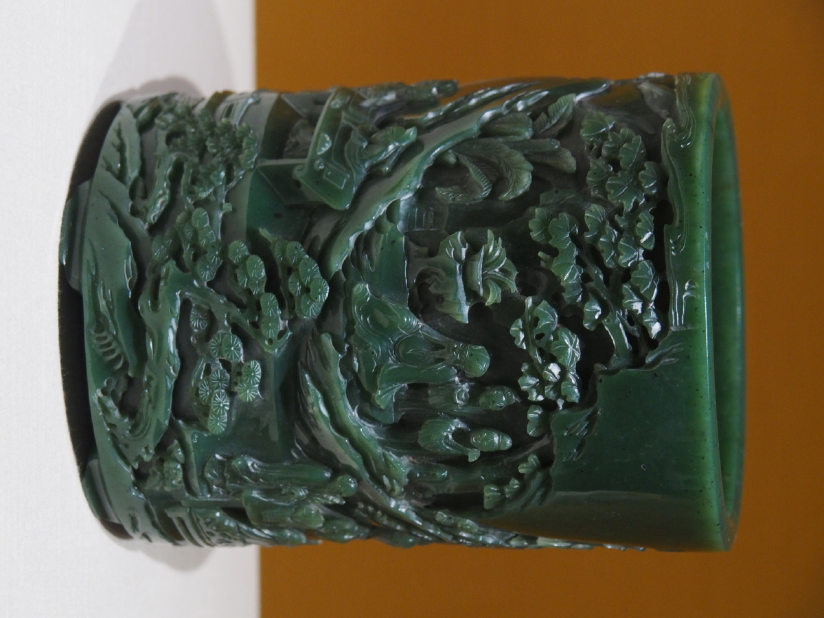 [清·乾隆] 碧玉"西园雅集图"笔筒 故宫博物院藏