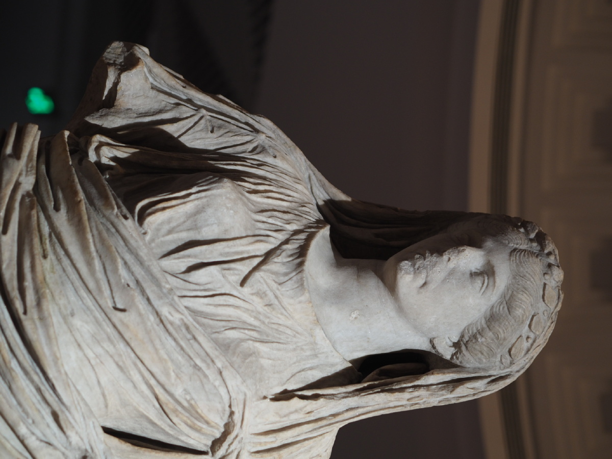 约公元2550年女祭司雕像大英博物馆藏苏州博物馆罗马城市与帝国展