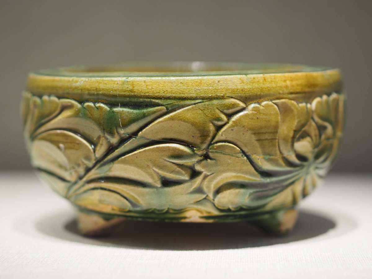 南宋吉州窑绿釉花卉纹三乳足瓷炉镇江博物馆藏