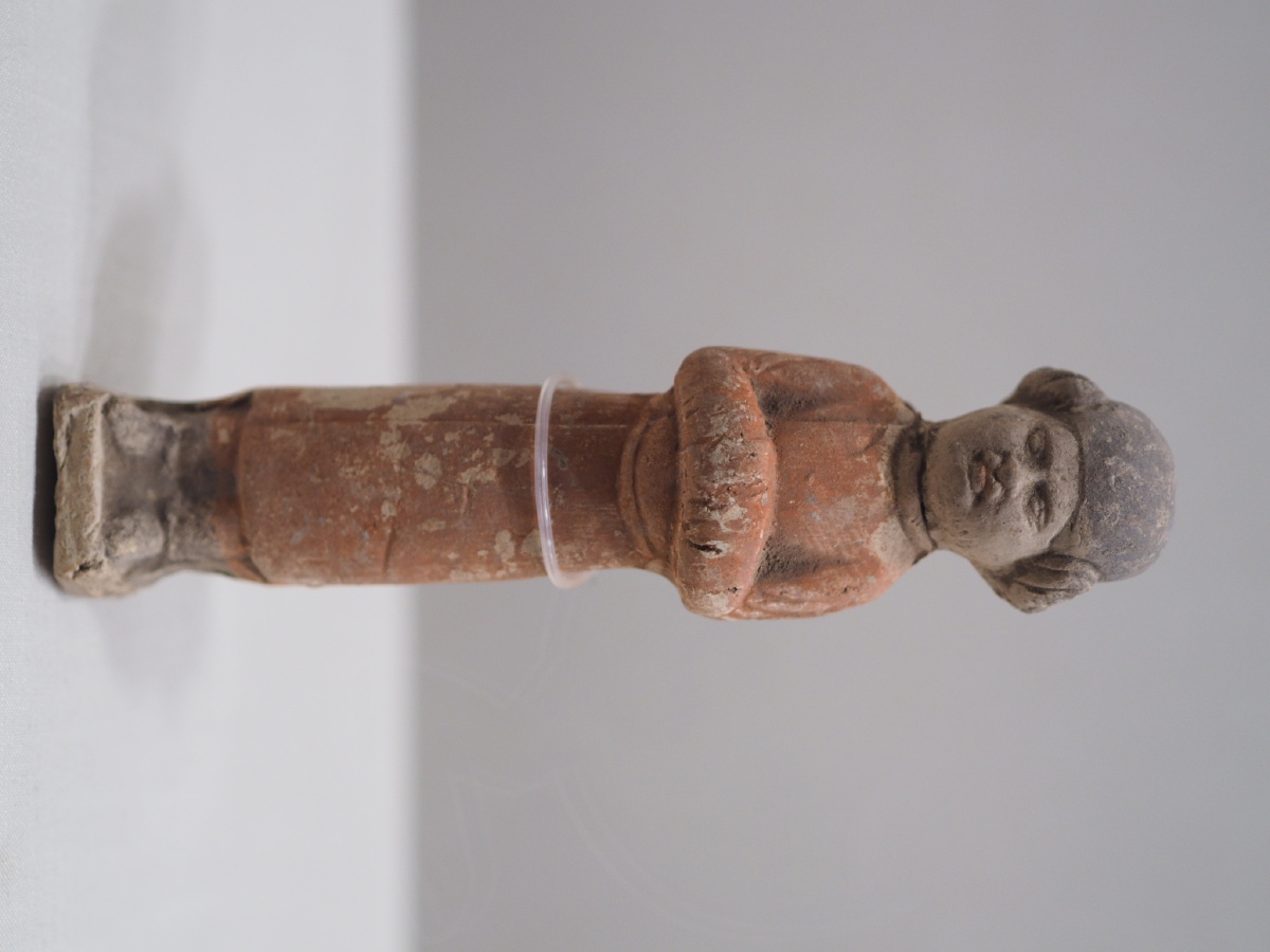 唐彩绘拱手男俑西安博物院藏