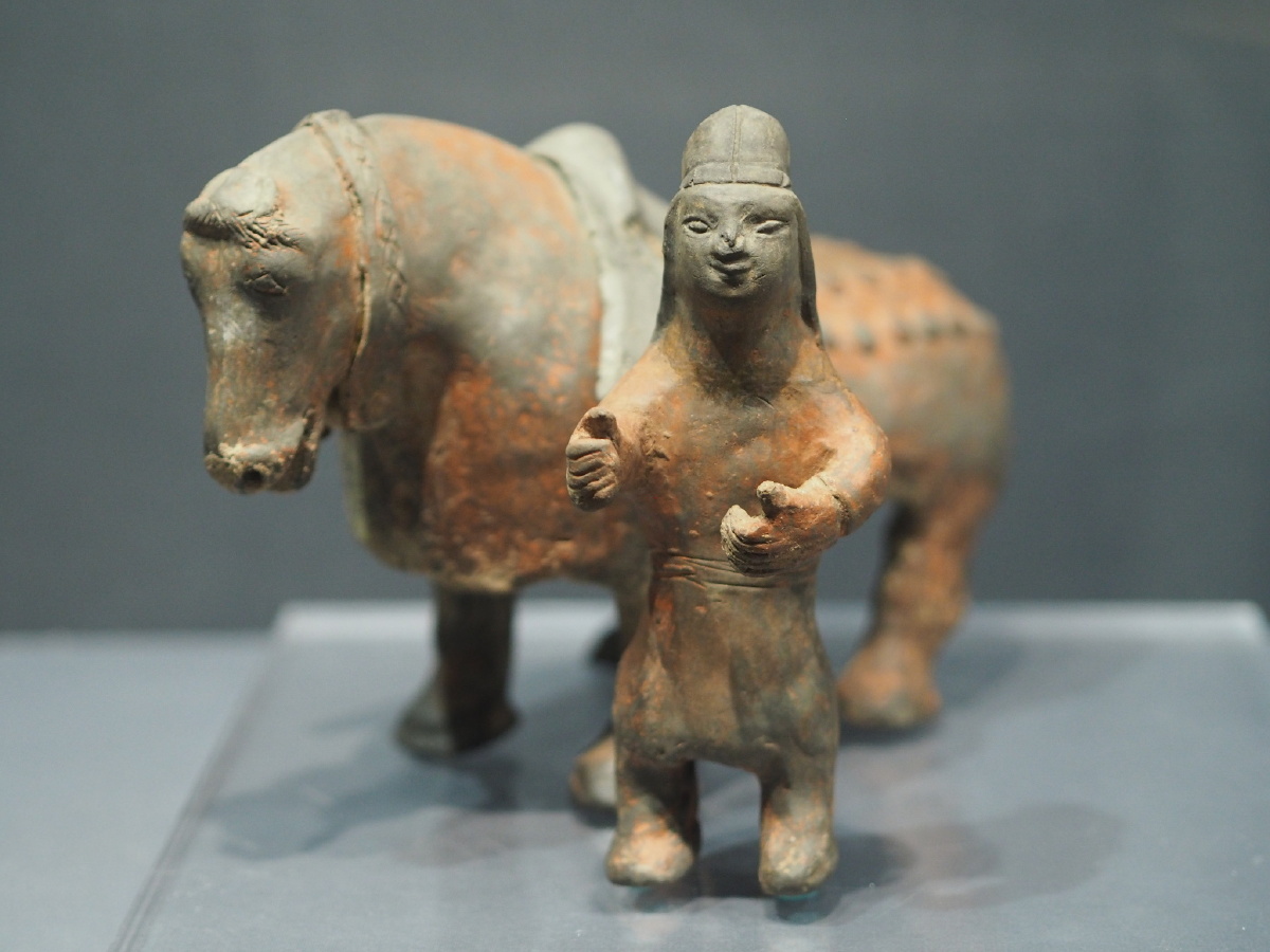 [北魏] 彩绘牵马灰陶俑 内蒙古博物院藏