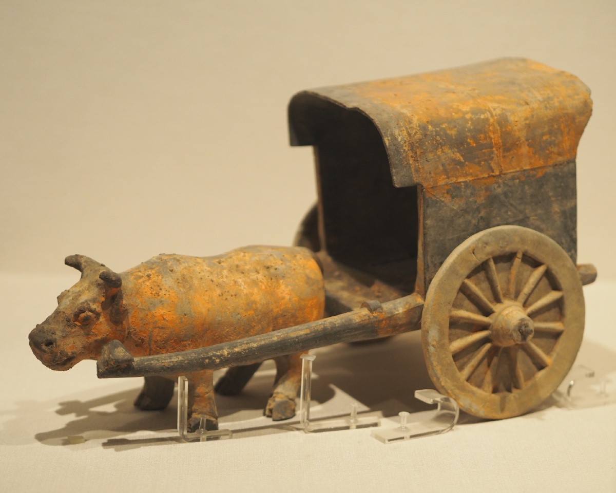 北朝陶牛车山东博物馆藏