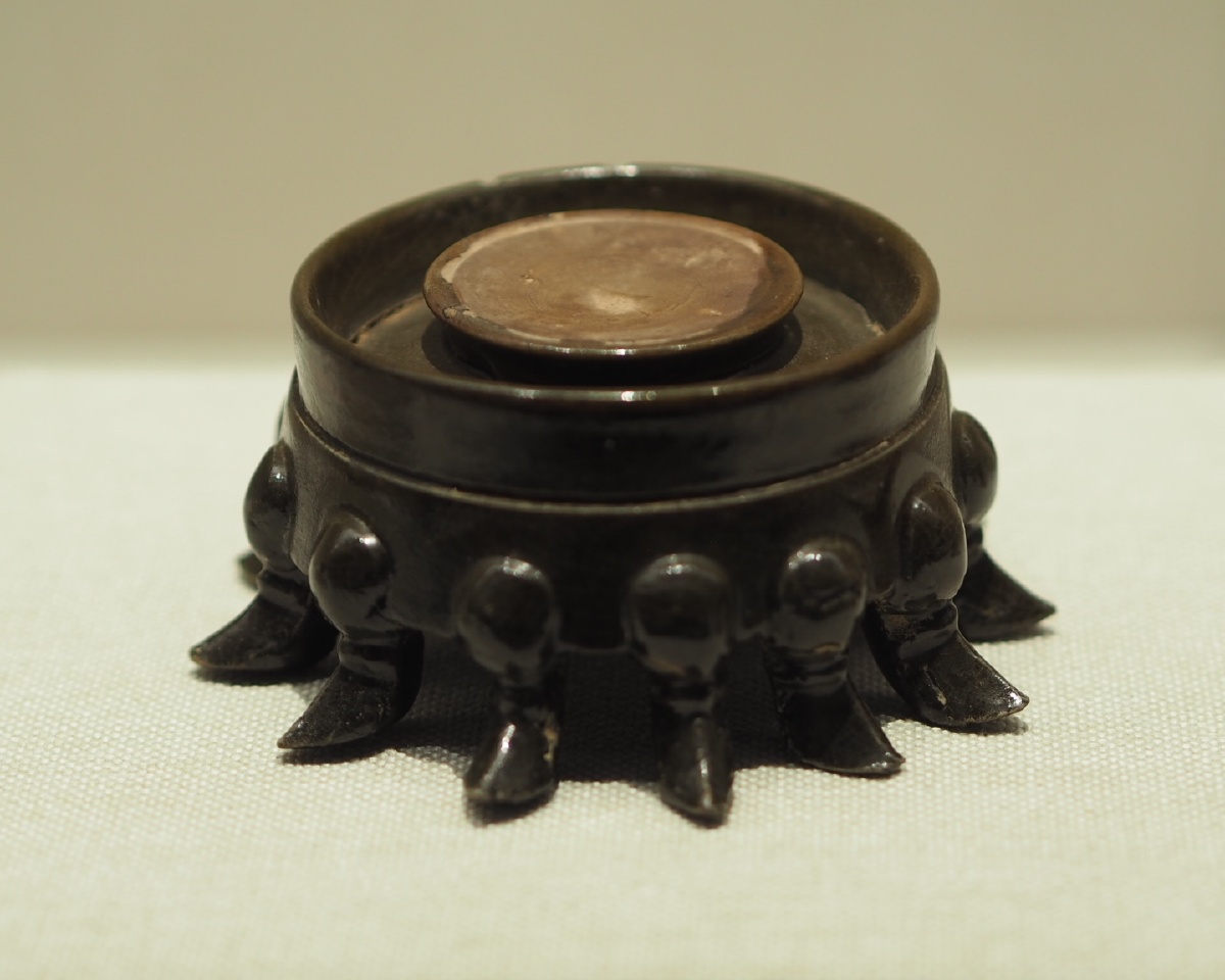 隋黄堡窑褐釉十二足辟雍砚深圳博物馆藏