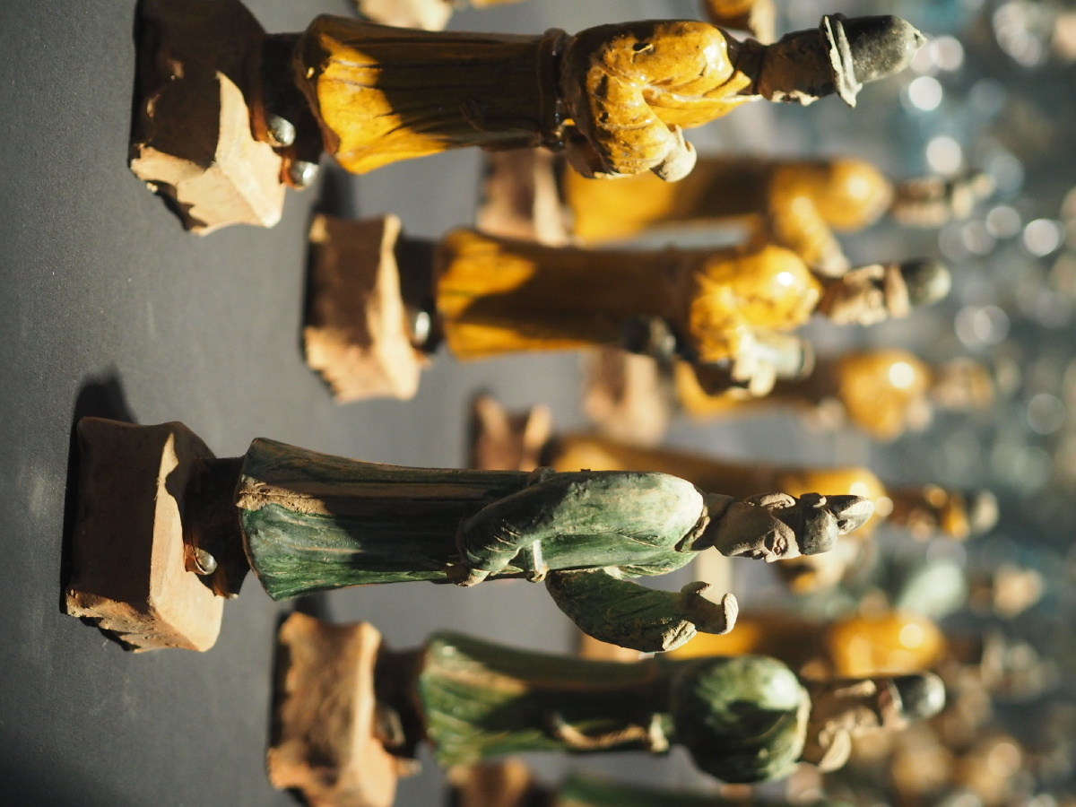 [明] 彩釉陶侍从俑 成都博物馆藏