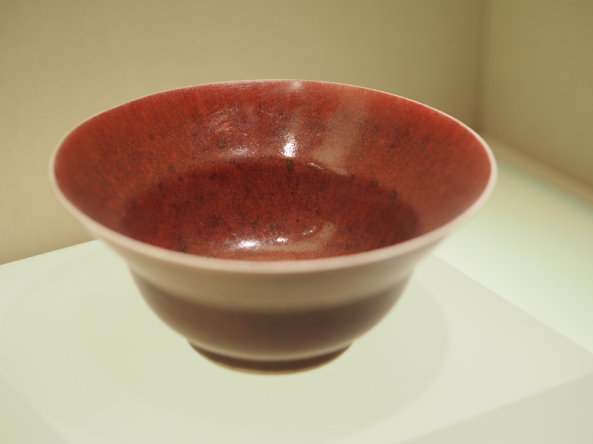 清康熙郎红釉折腰撇口碗辽宁省博物馆藏