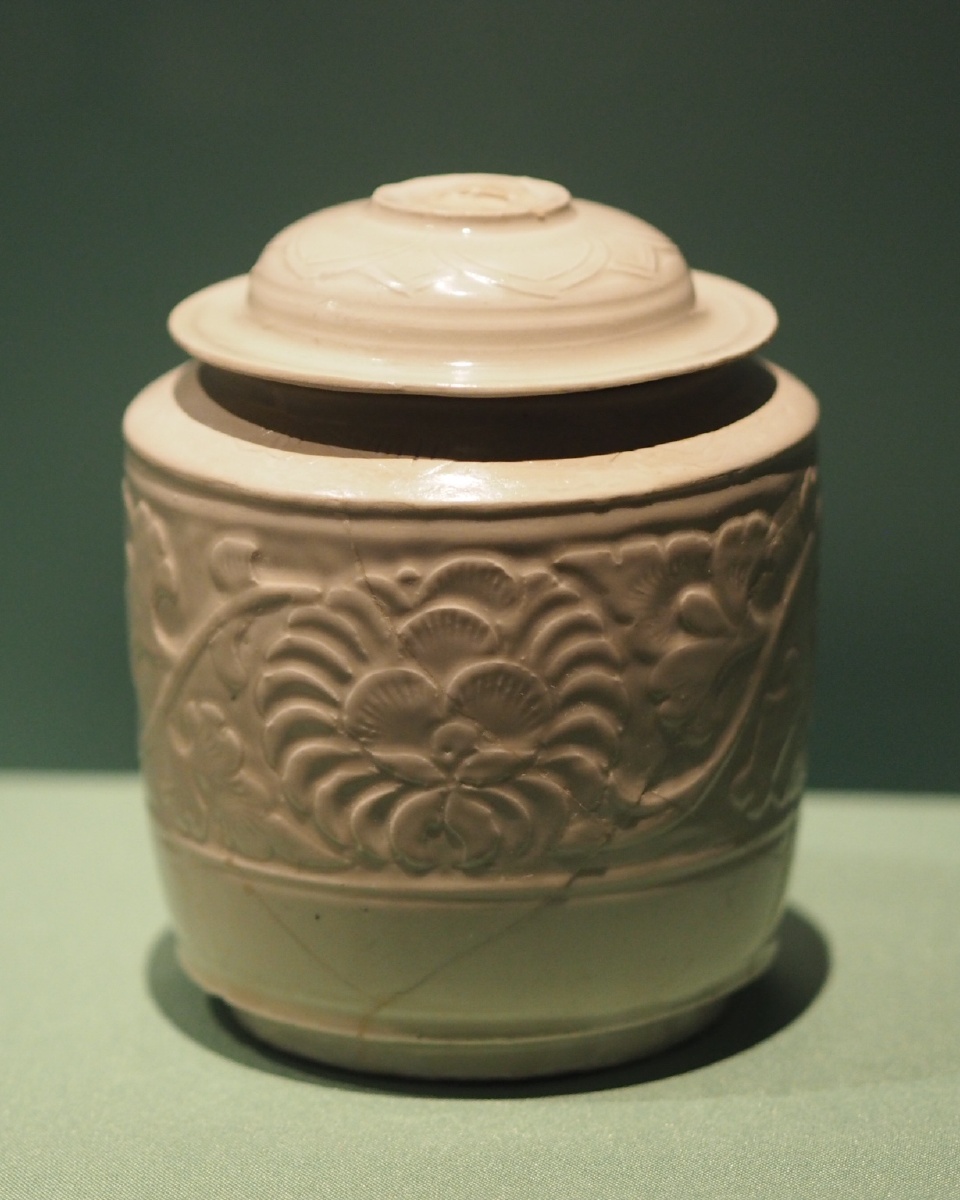 北宋定窑白瓷雕牡丹纹盖罐辽宁省博物馆藏