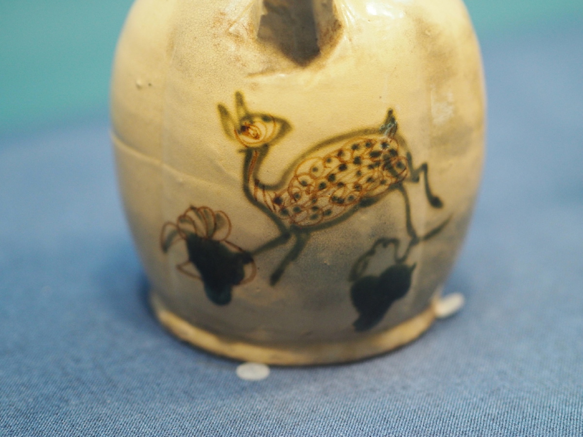 唐长沙窑褐彩奔鹿纹执壶宁波博物馆藏