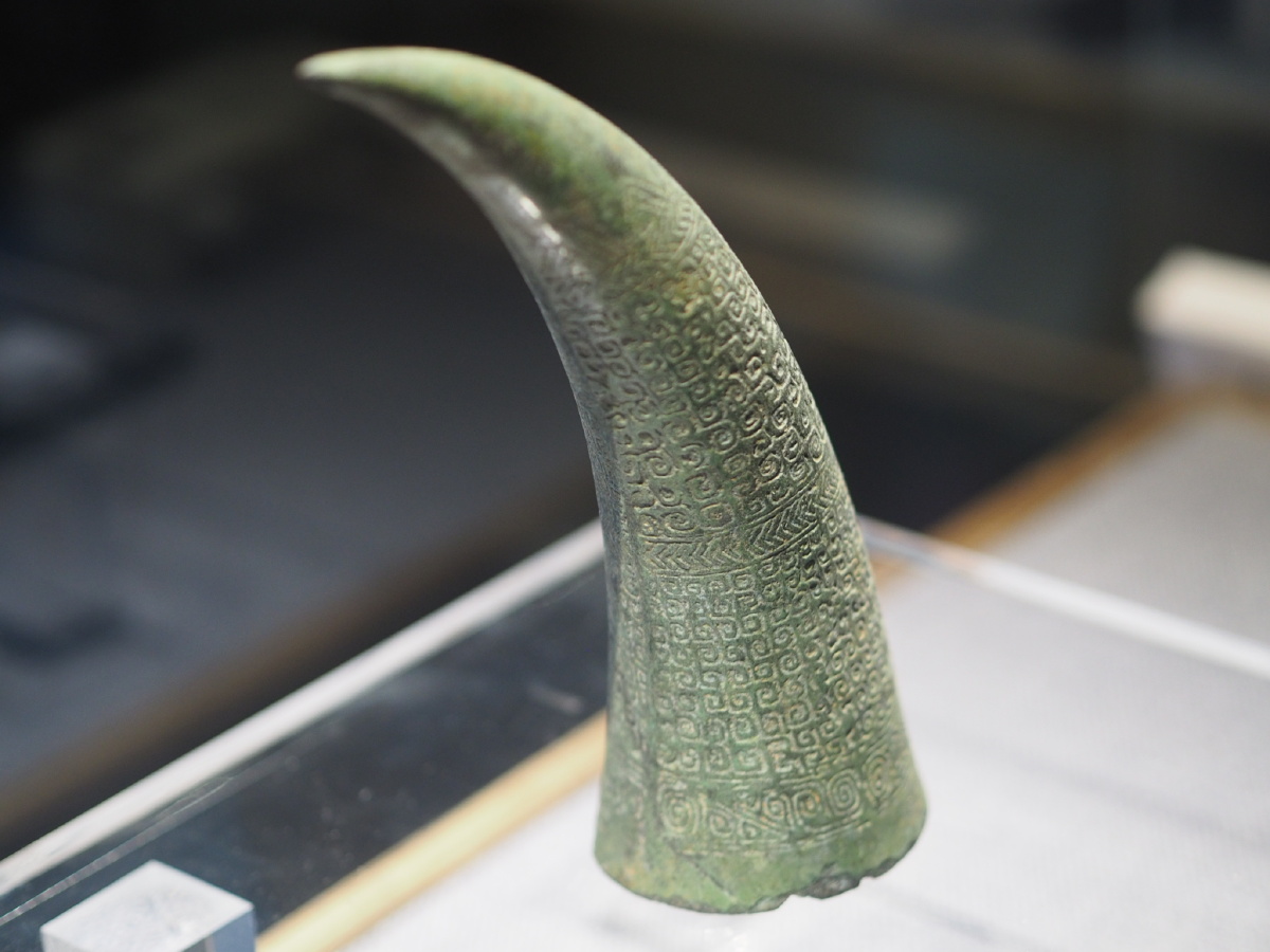 西周云雷纹青铜角柳州博物馆藏