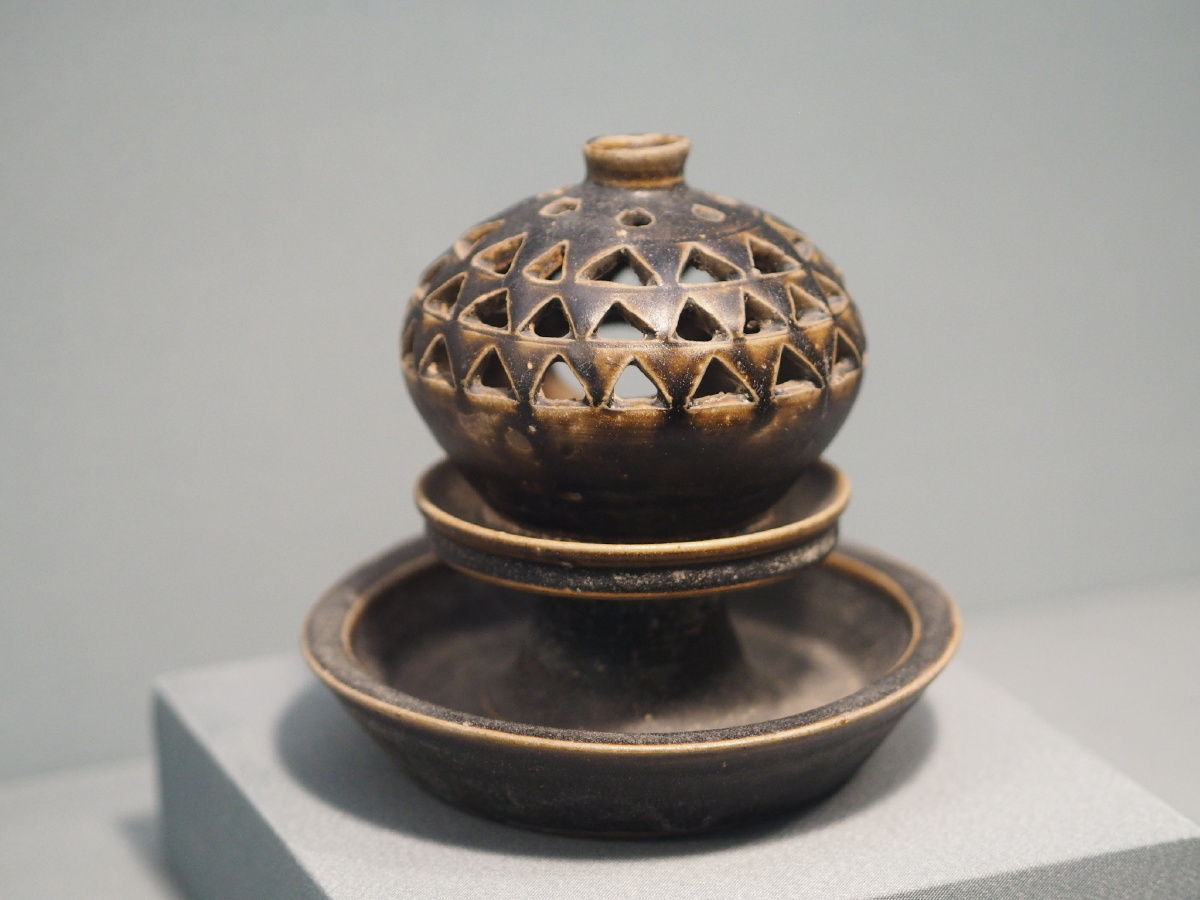 东晋德清窑黑釉熏炉浙江省博物馆藏