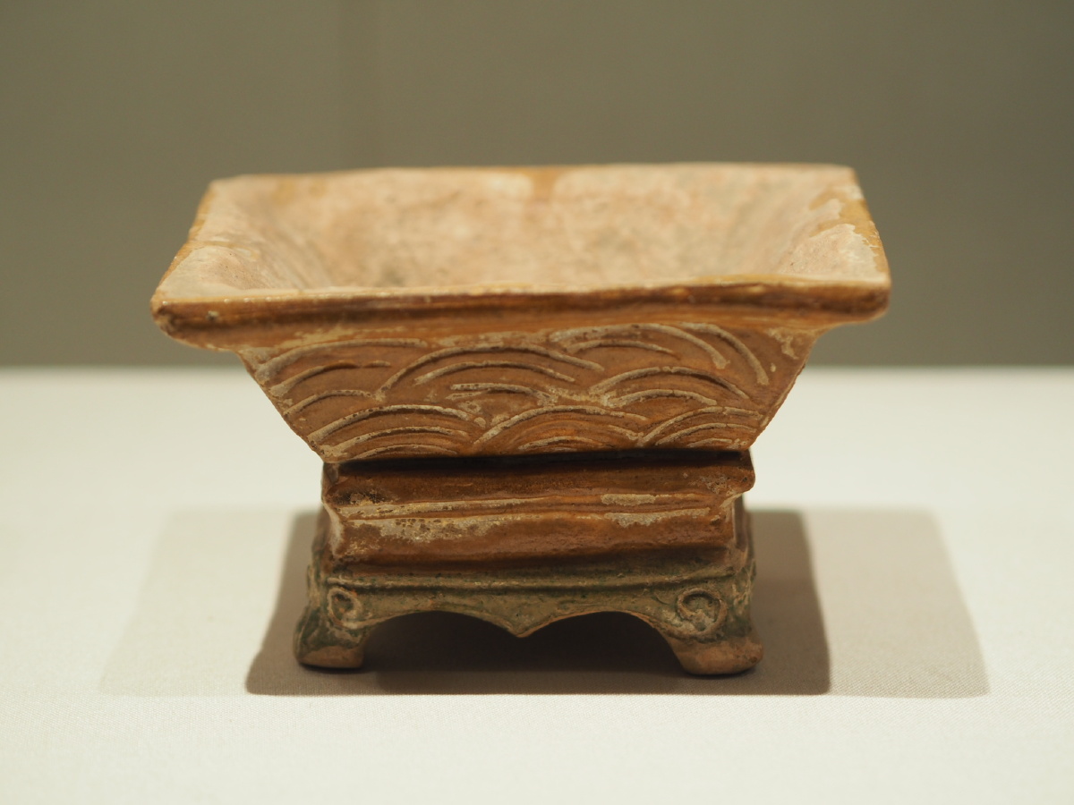 明黄绿釉水波纹方斗形陶香炉平武报恩寺博物馆藏