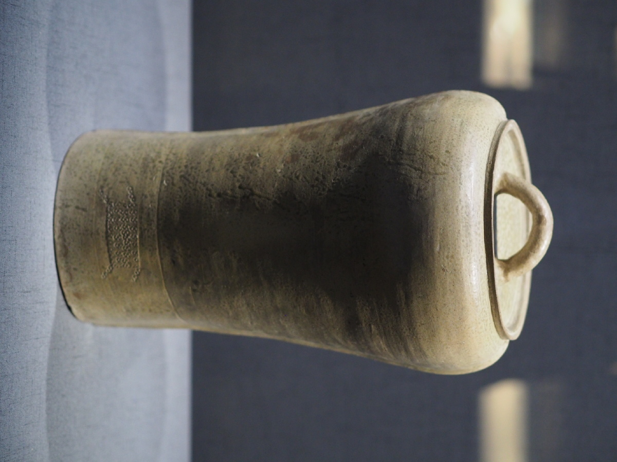 战国原始瓷錞于杭州博物馆藏