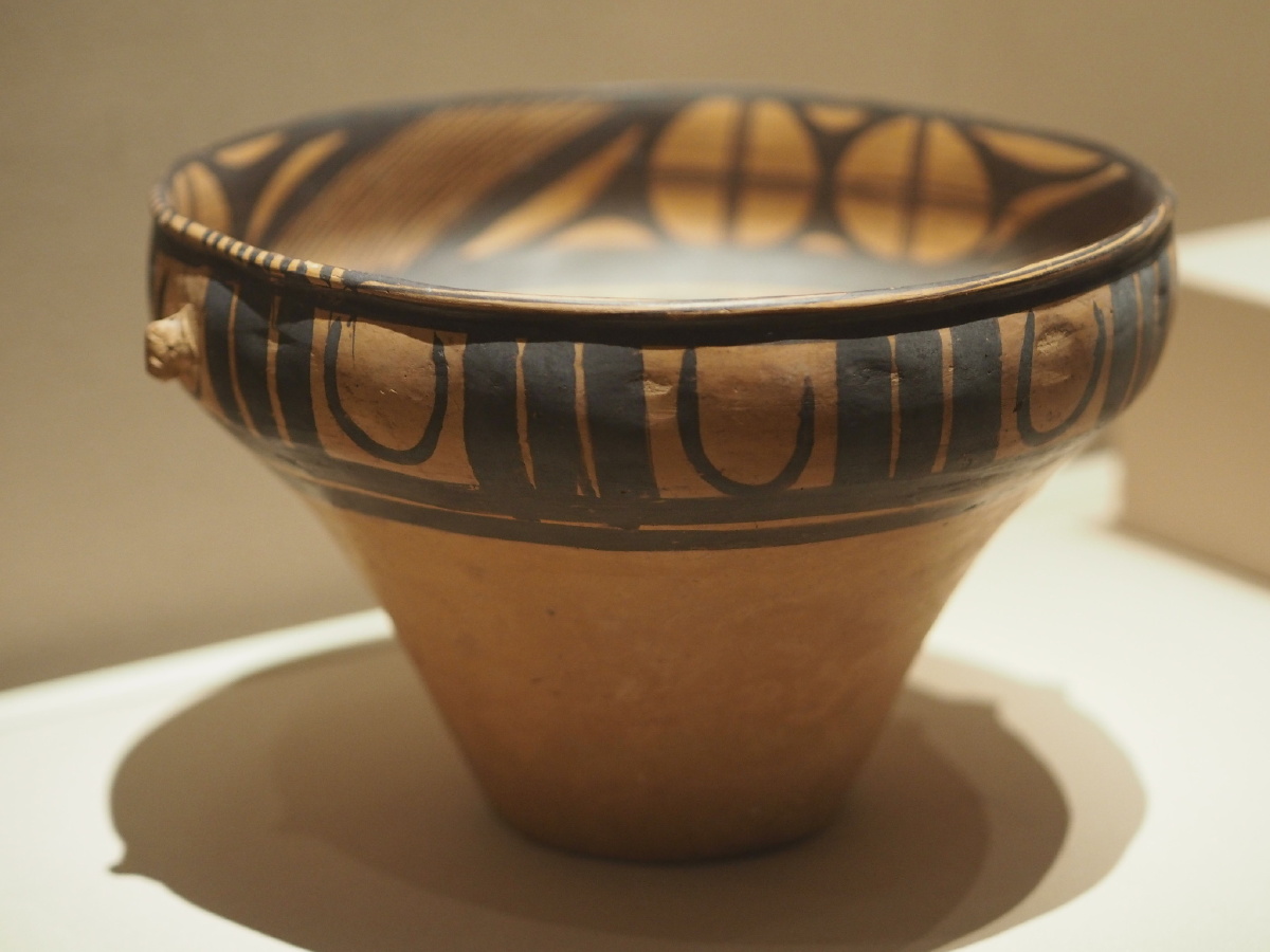 新石器时代马家窑文化十字圆圈内彩曲腹盆甘肃省文物考古研究所藏