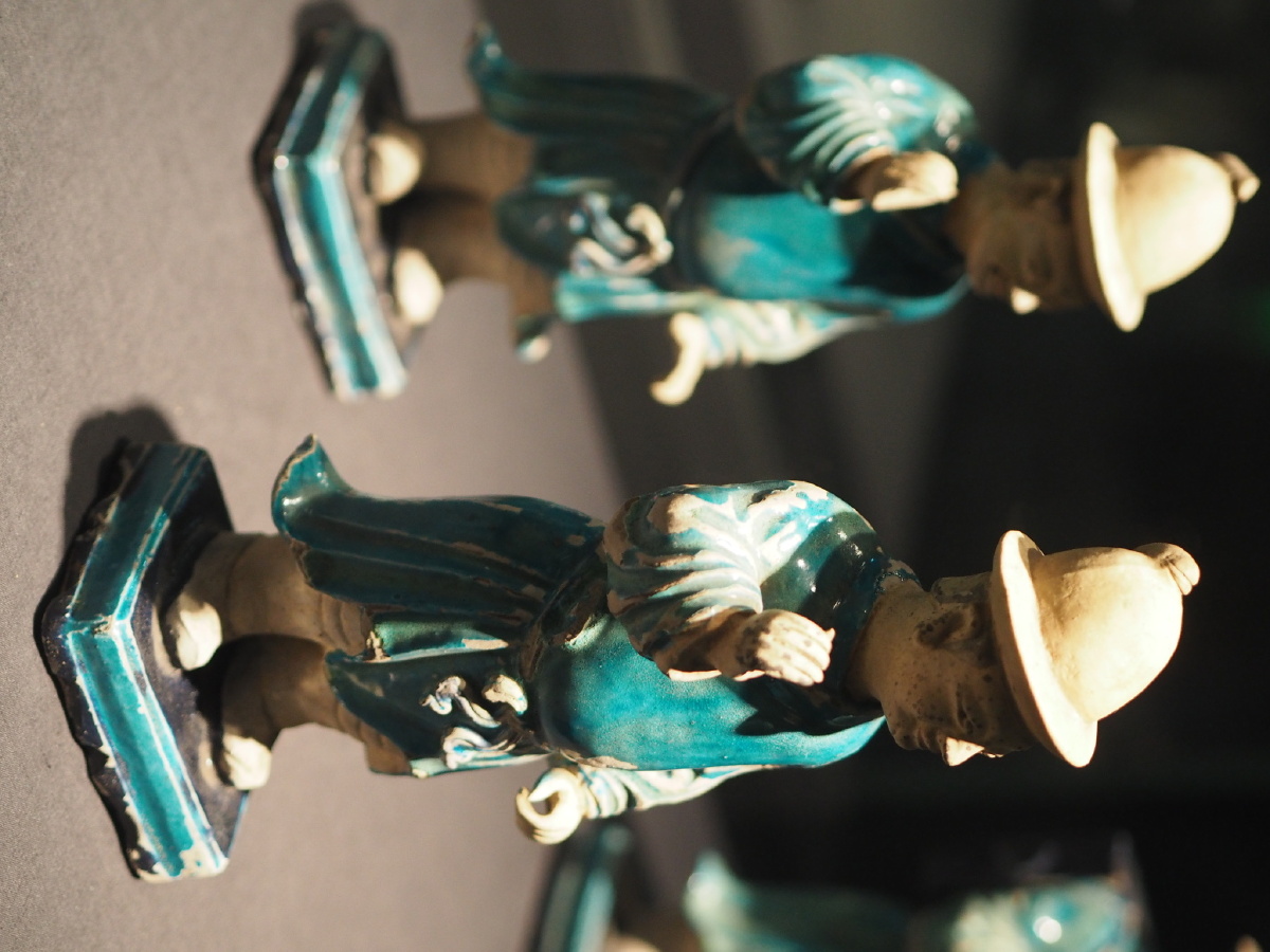 明彩釉陶侍从俑成都博物馆藏