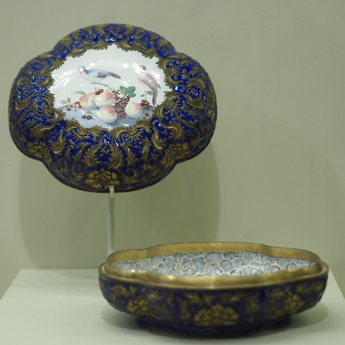 清铜胎画珐琅花鸟海棠式盒中国国家博物馆藏