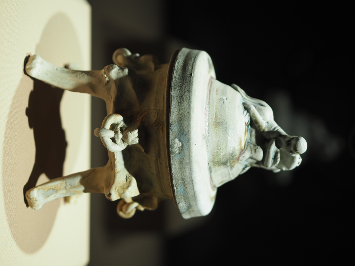 唐长沙窑青釉红褐彩胡人搏狮四足炉新加坡亚洲文明博物馆藏