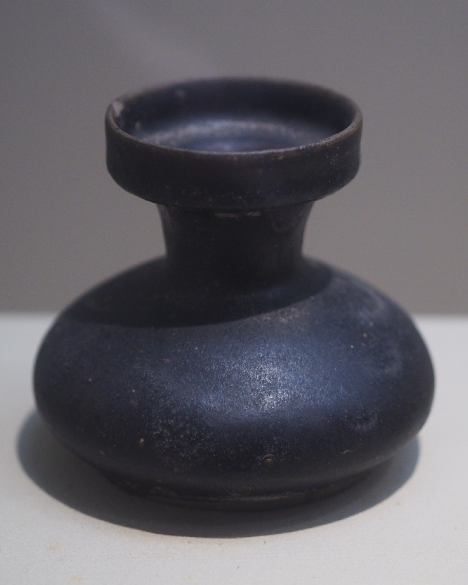 东晋德清窑黑釉唾壶浙江省博物馆藏