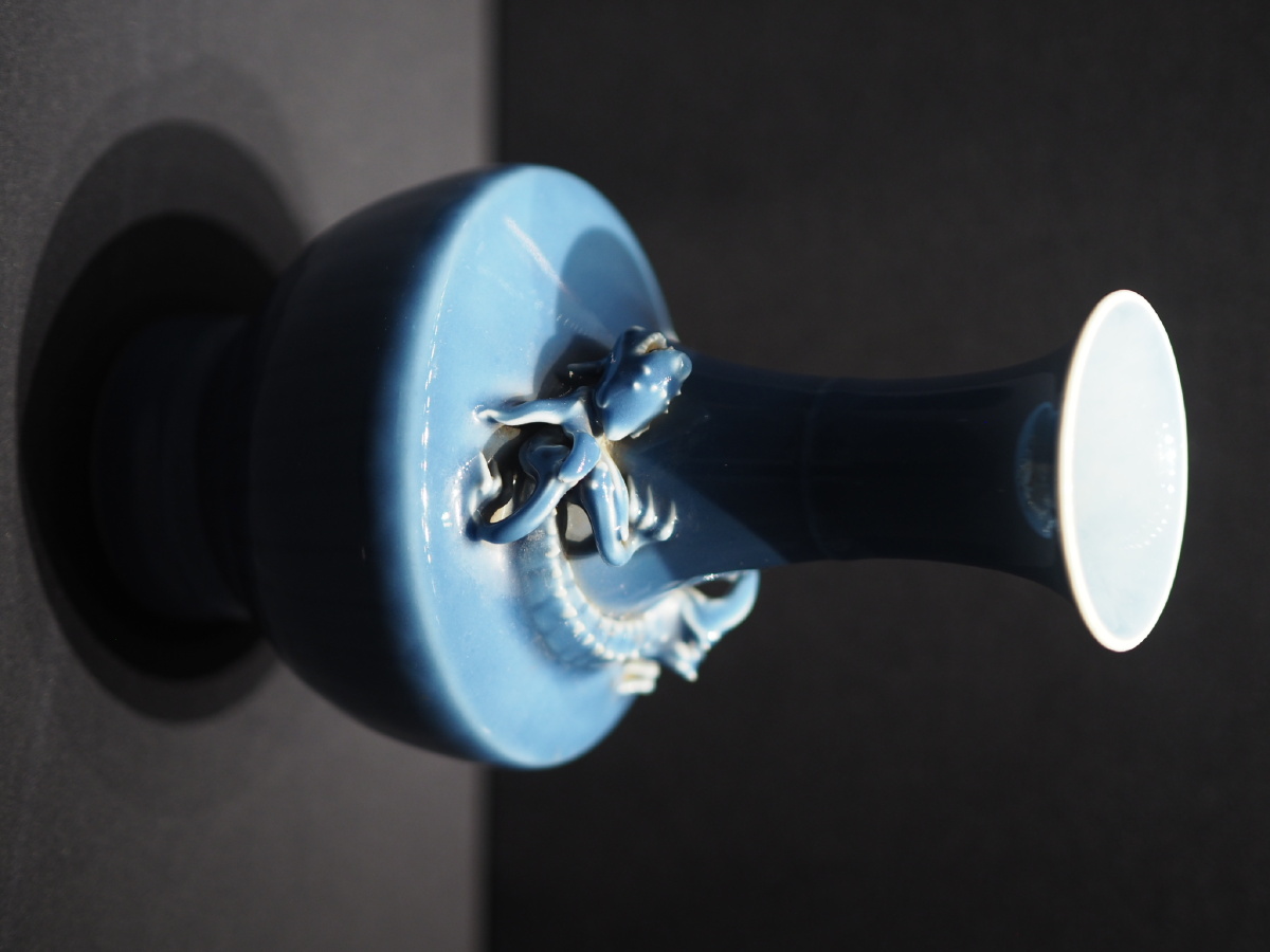 [清·乾隆] 蓝釉堆塑螭龙瓶 江西省博物馆藏