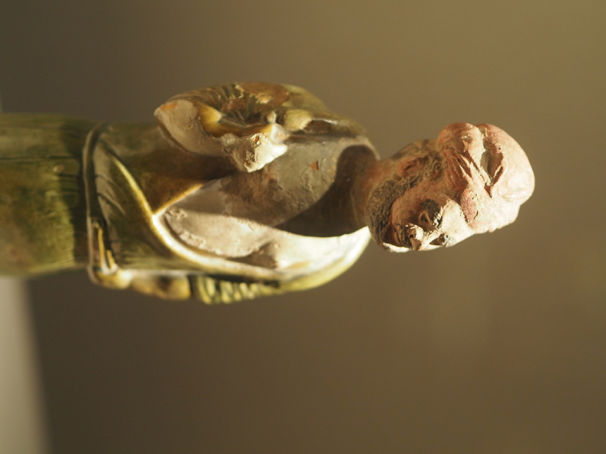 唐绿釉男胡俑洛阳博物馆藏