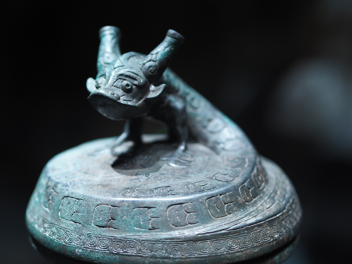 西周卷纹夔纹蟠龙盖罍辽宁省博物馆藏