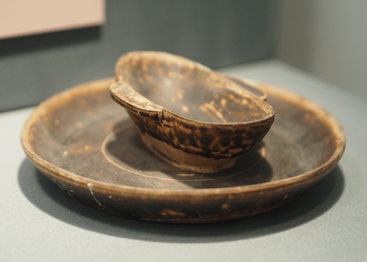 东晋德清窑黑釉耳杯盘浙江省博物馆藏