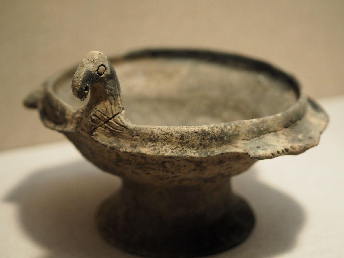 新石器时代河姆渡文化鹰形陶豆宁波博物馆藏