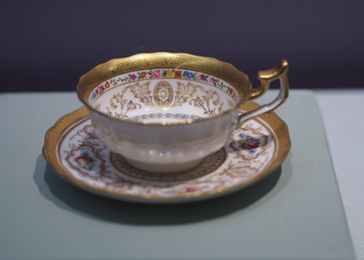 十九世纪英国考尔顿描金彩绘瓷茶杯及茶托上海市历史博物馆藏