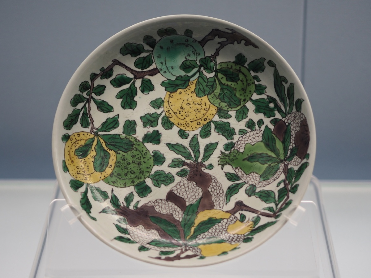 清康熙景德镇窑素三彩花果纹盘上海博物馆藏