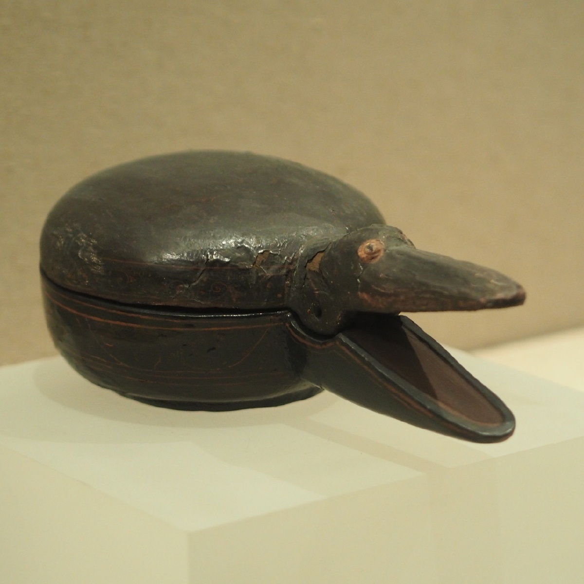 汉彩绘鸭首柄漆盒安徽博物院藏