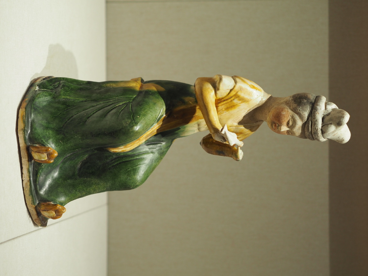 唐三彩女坐俑深圳博物馆藏