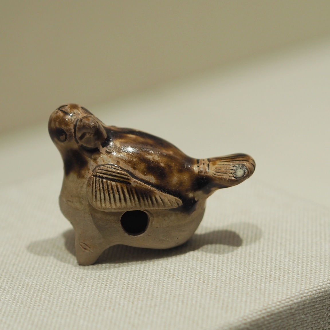 [唐] 长沙窑青黄釉绿褐彩鸟形哨 深圳博物馆藏