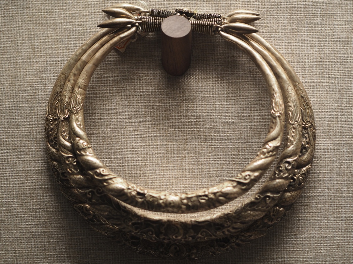 民国苗族双龙抢珠纹錾花三穿银项圈桂林博物馆藏
