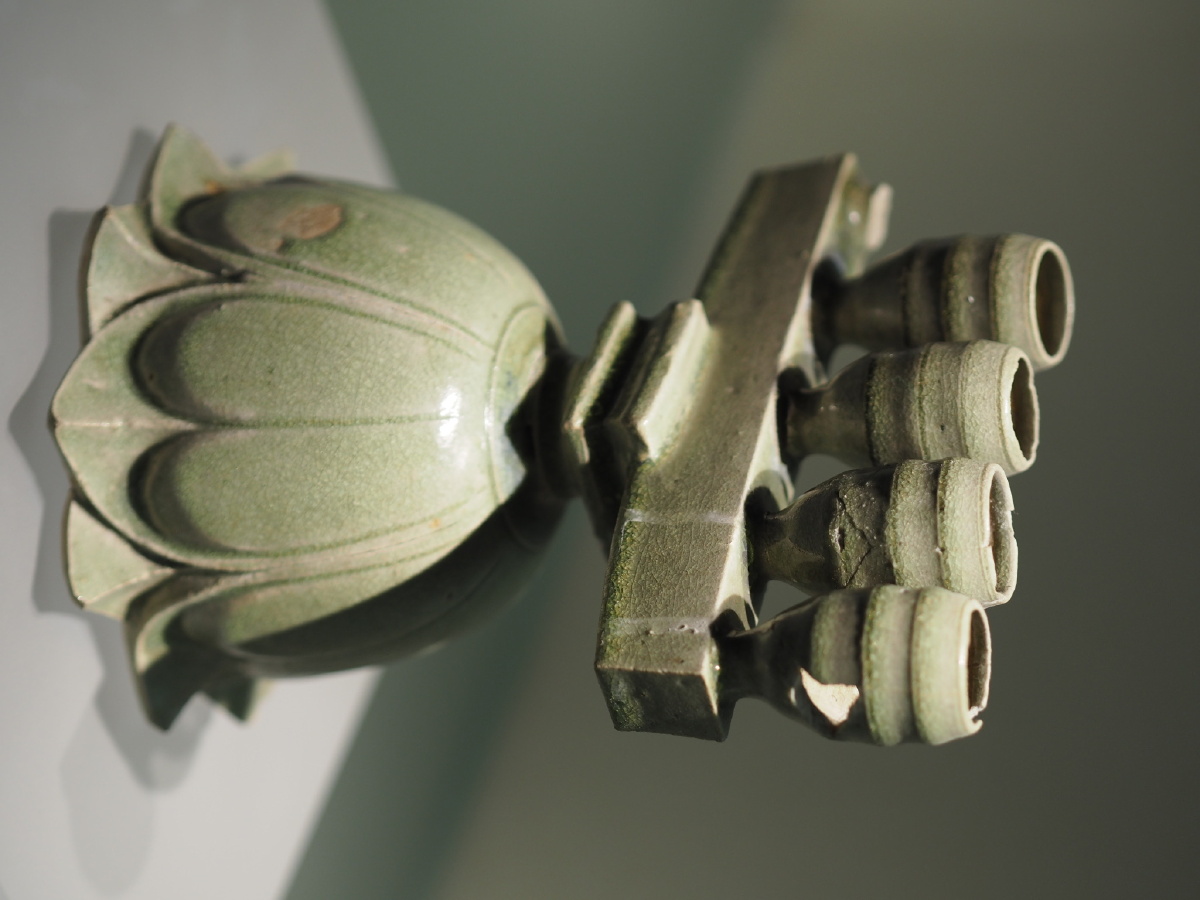 北朝青釉覆莲座烛台河北博物院藏