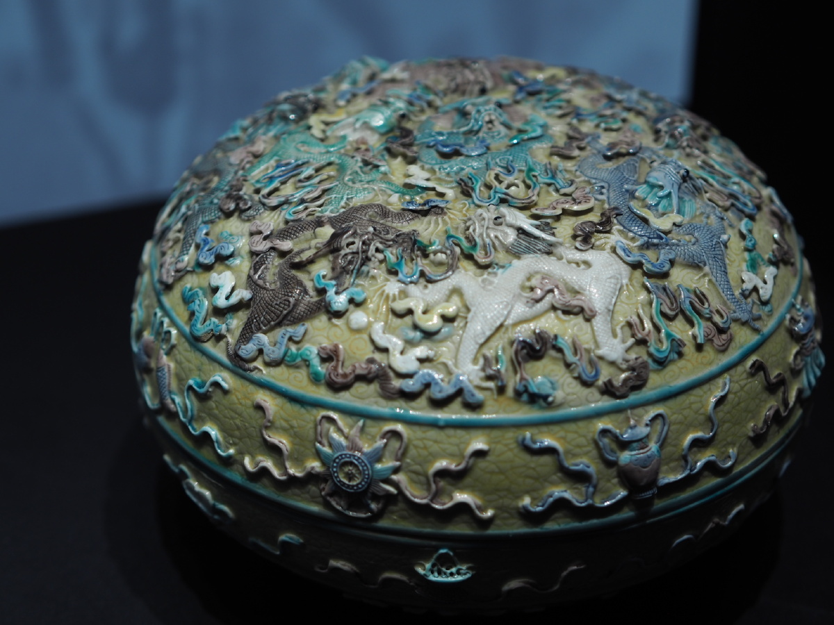 清光绪乾隆款粉彩堆塑八宝九龙纹盒江西省博物馆藏