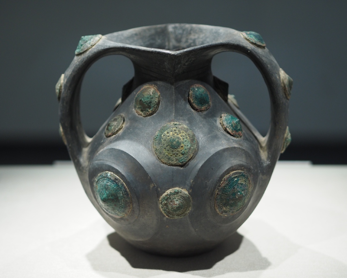 西汉黑陶嵌铜泡钉双耳壶深圳博物馆藏