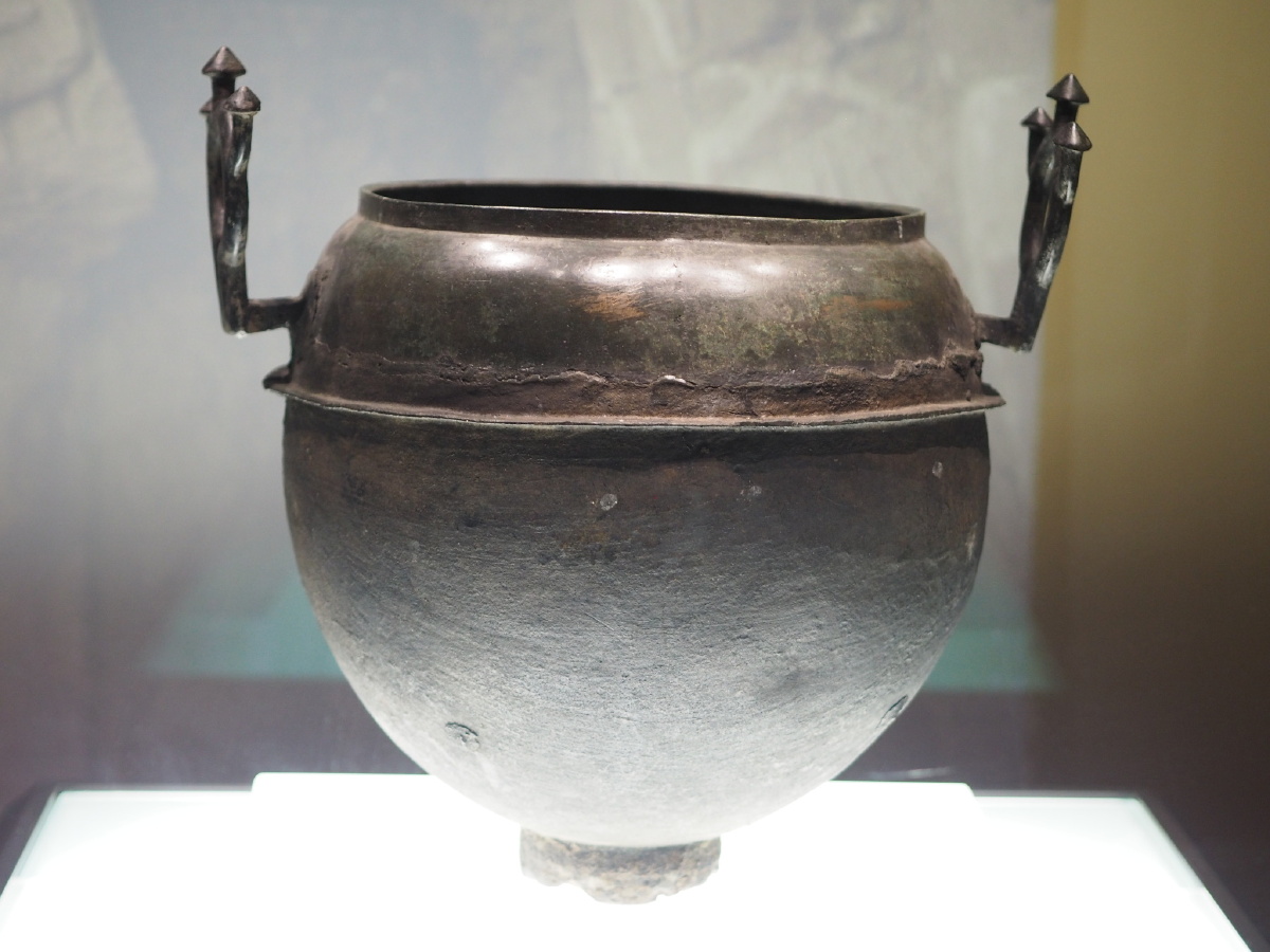北魏环首三菌注铜鍑内蒙古博物院藏