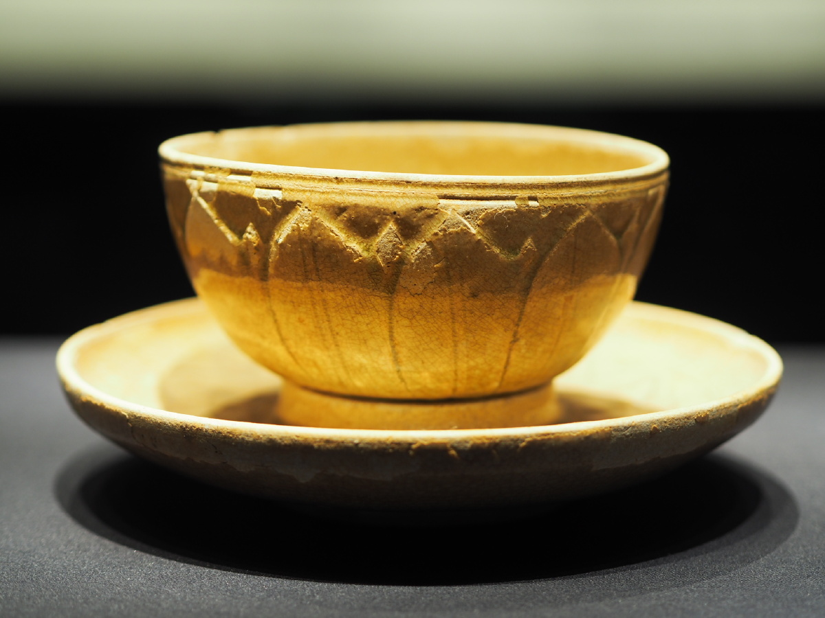 [南朝] 青釉莲瓣纹盏托碗 江西省博物馆藏