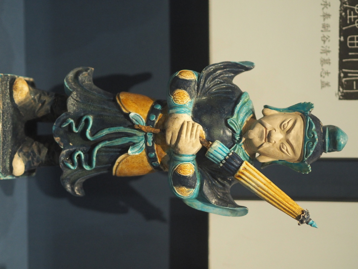 明彩釉陶执伞将军俑成都博物馆藏