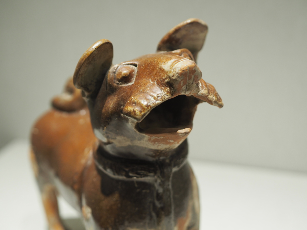 东汉褐釉陶狗深圳博物馆藏