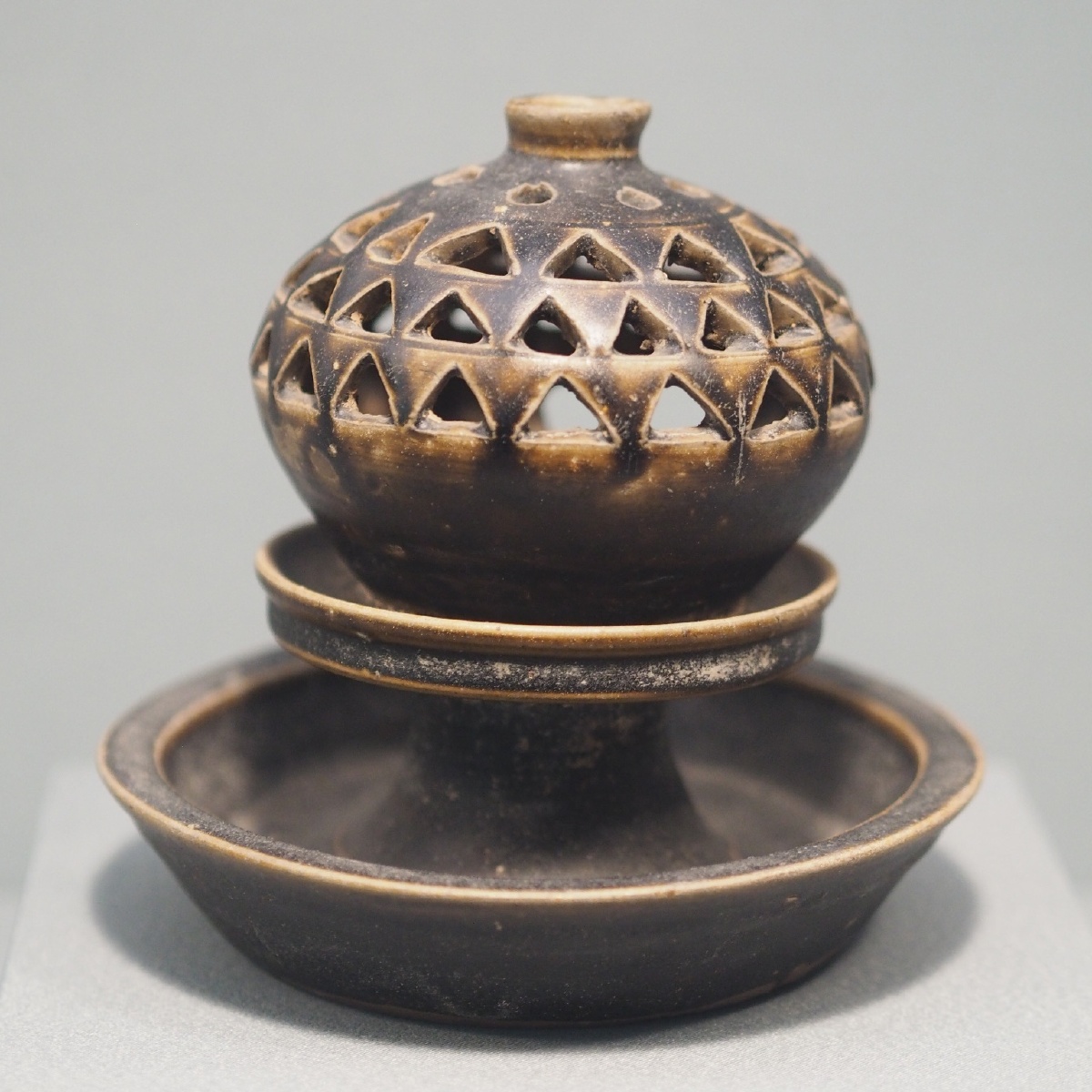 东晋德清窑黑釉熏炉浙江省博物馆藏