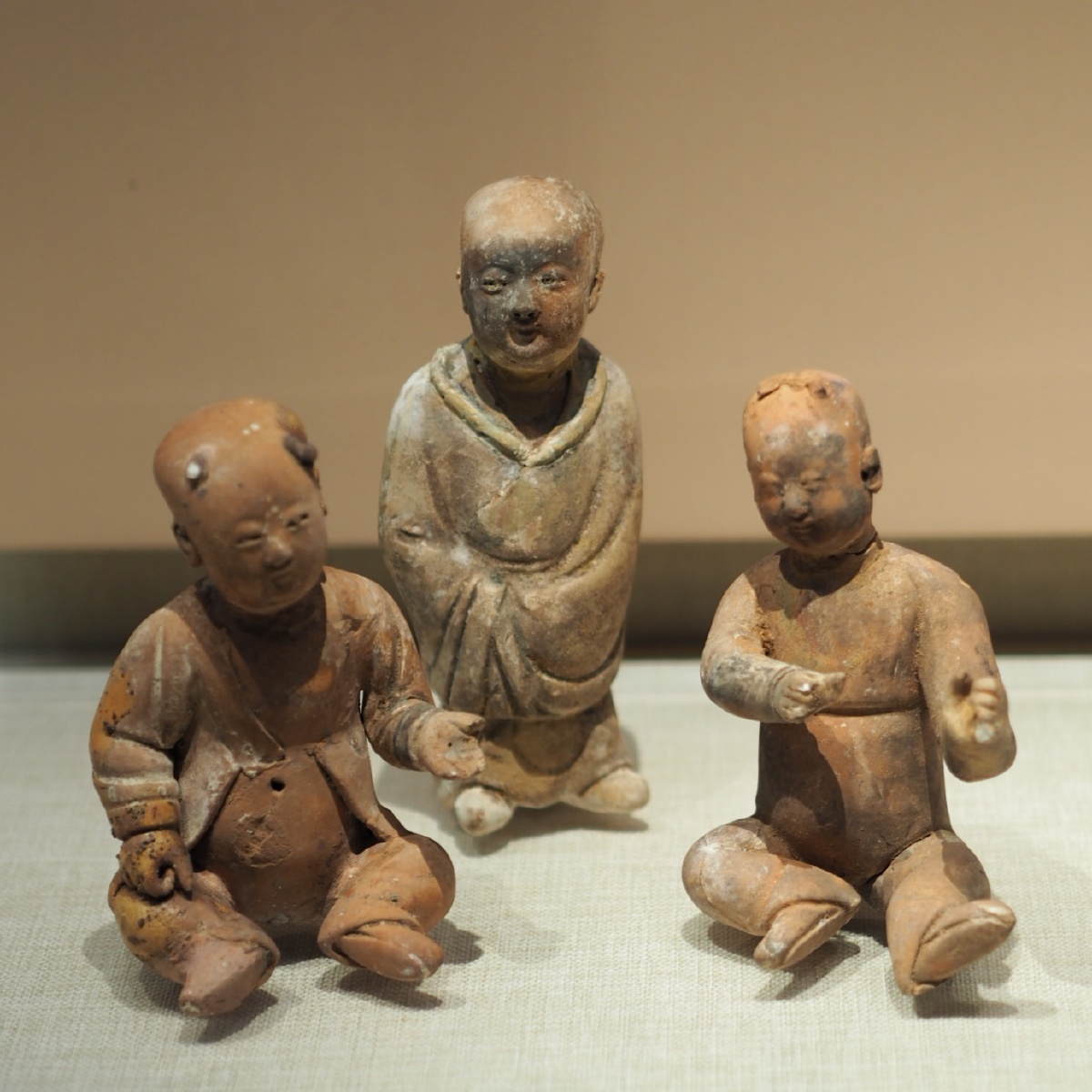 宋泥塑童戏像镇江博物馆藏