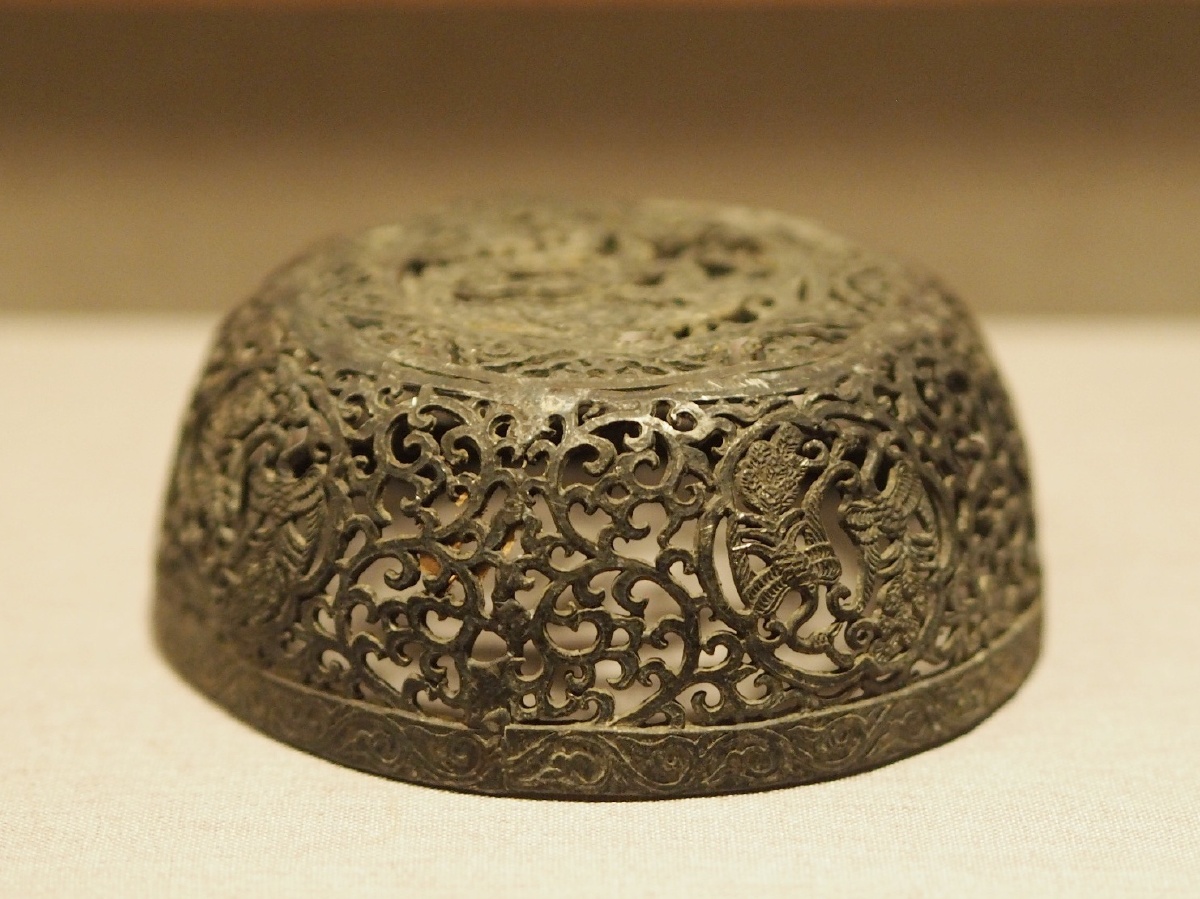 五代龙凤纹银熏炉盖浙江省博物馆藏