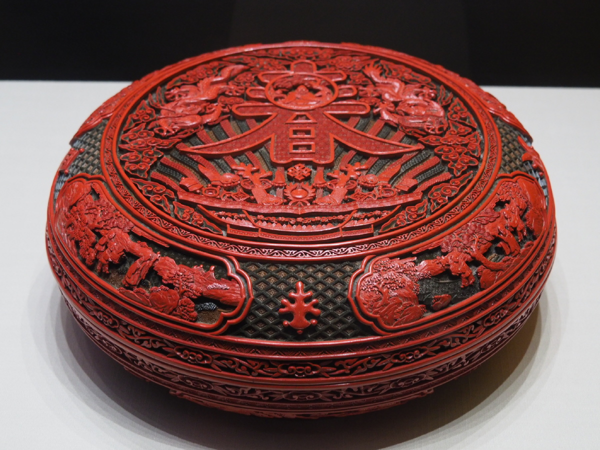 清乾隆剔红寿春图圆盒故宫博物院藏