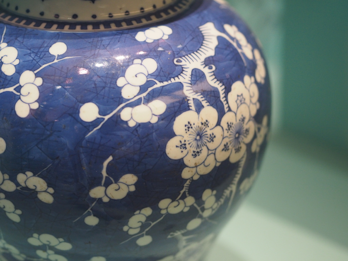 清康熙蓝釉白冰梅纹将军罐南宁博物馆藏