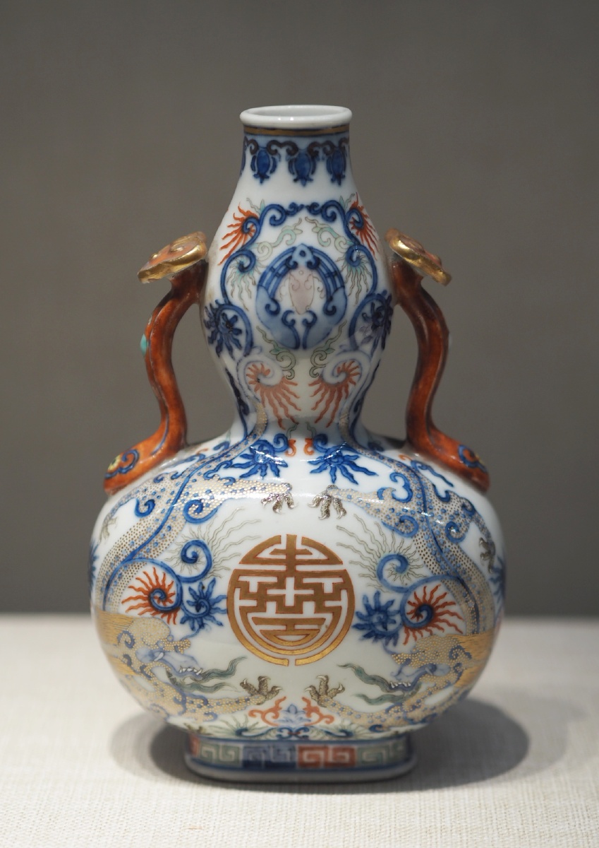 [清] 景德镇窑仿乾隆款五彩葫芦瓷瓶 镇江博物馆藏