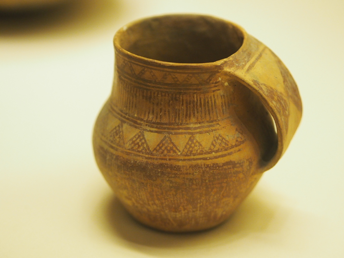 [新石器时代·沙井文化] 三角网纹竖线纹彩陶壶 甘肃省博物馆藏